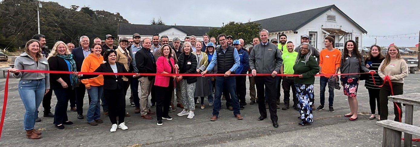 State CIO and CDT Director Liana Bailey-Crimmins (left) and Arcata Mayor Alex Stillman (right)prepare to cut the ribbon at Vero’s ribbon-cutting event.
