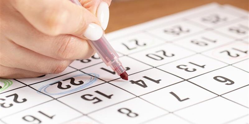 hand with pen pointing to the 14th day of a month to indicate the 14 day retention